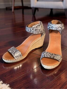 gentle souls NWT Sz 9.5 Blk & White Snake-Print Espadrille Wedge Sandals SH345